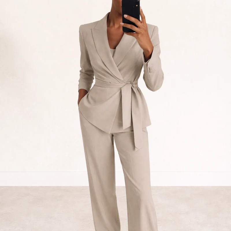 Aliona - Set Blazer e Pantaloni a Portafoglio - Image 2