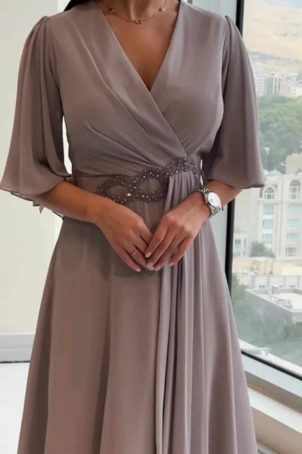 Bhagya - Elegante Abito lungo in Chiffon Con Scollo a V - Image 3