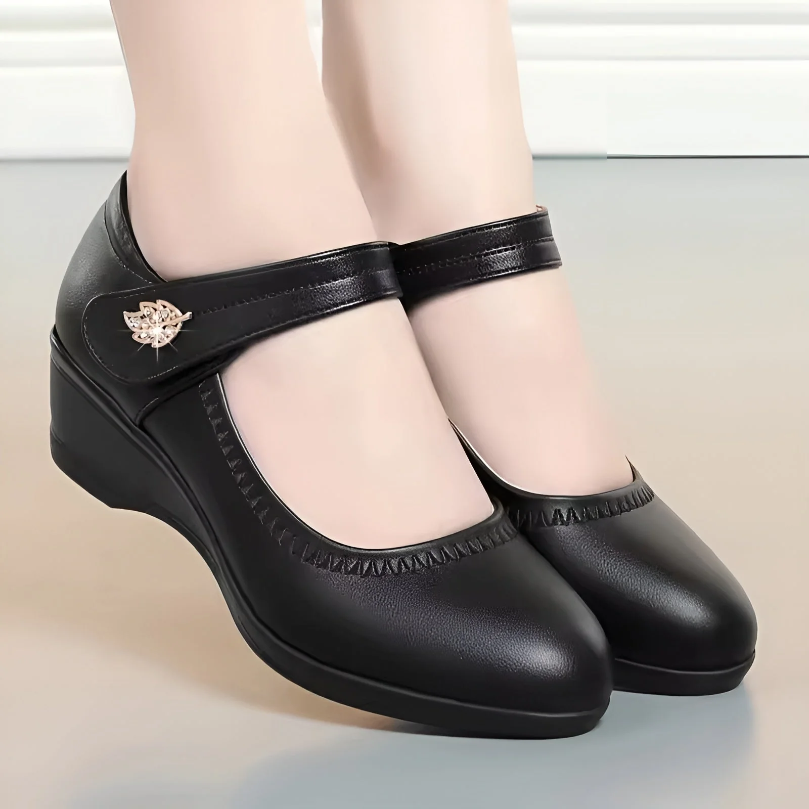 Brenka - Elegante Scarpa In Pelle Con Cinturino - Image 2