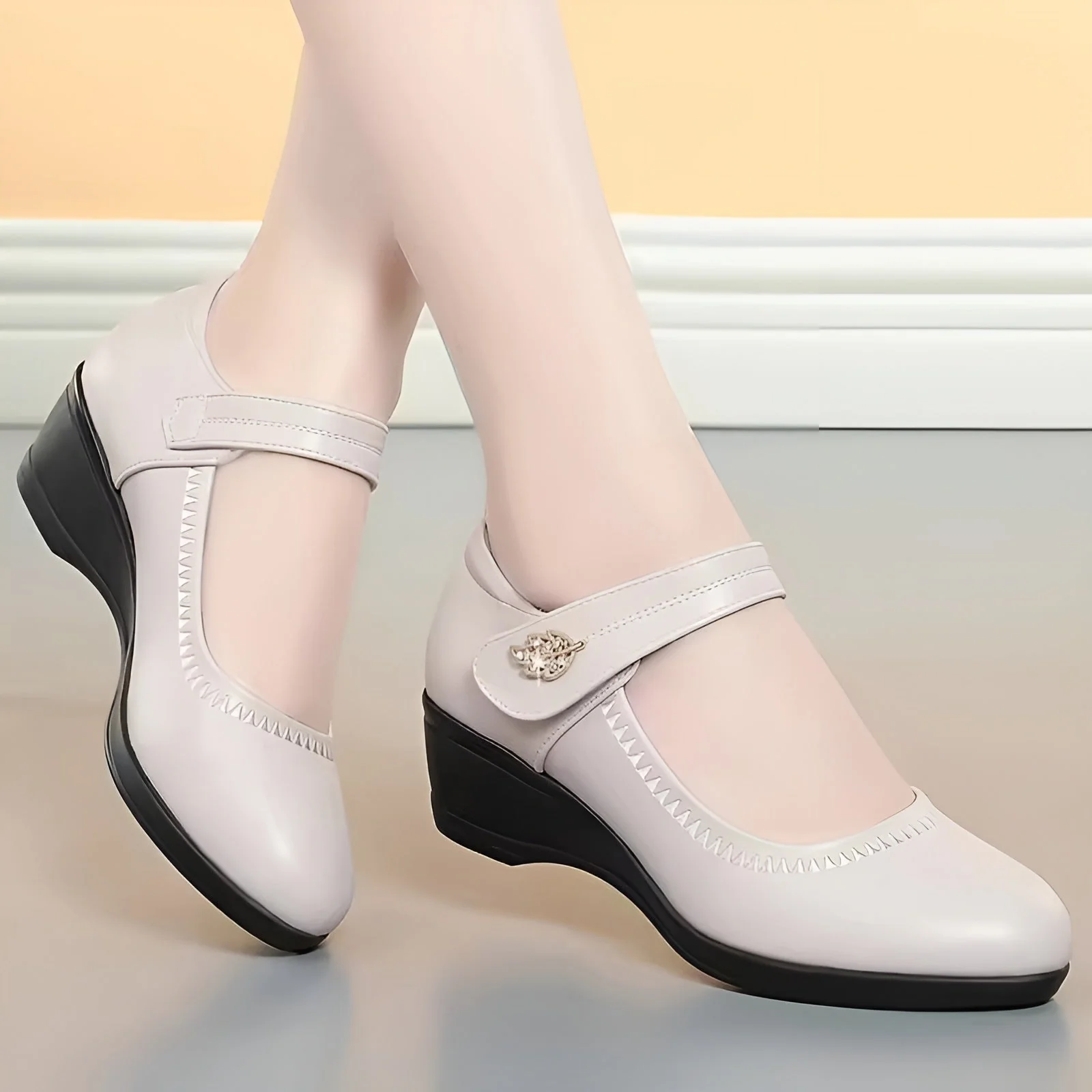 Brenka - Elegante Scarpa In Pelle Con Cinturino - Image 4