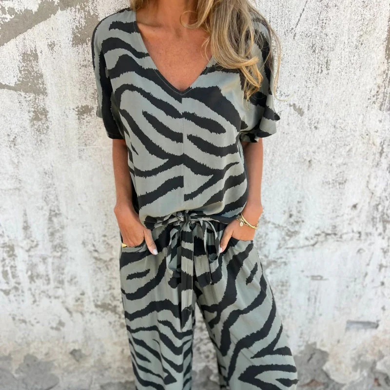 Gilberta - Completo due Pezzi con Top a V e Pantaloni Stampa Zebra - Image 2