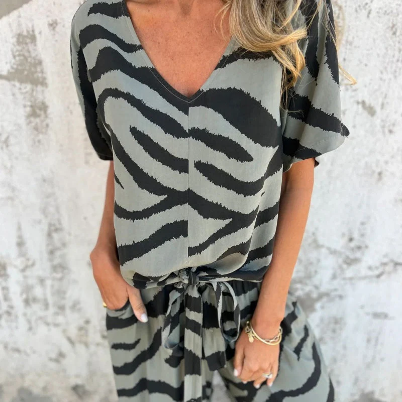 Gilberta - Completo due Pezzi con Top a V e Pantaloni Stampa Zebra - Image 4