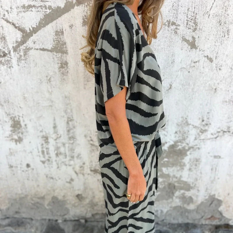 Gilberta - Completo due Pezzi con Top a V e Pantaloni Stampa Zebra - Image 5