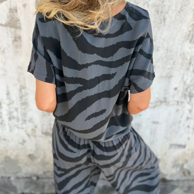 Gilberta - Completo due Pezzi con Top a V e Pantaloni Stampa Zebra - Image 8