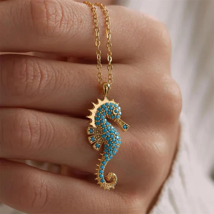 Inez - Collana Con Ciondolo a Forma Di Cavalluccio Marino - Image 2