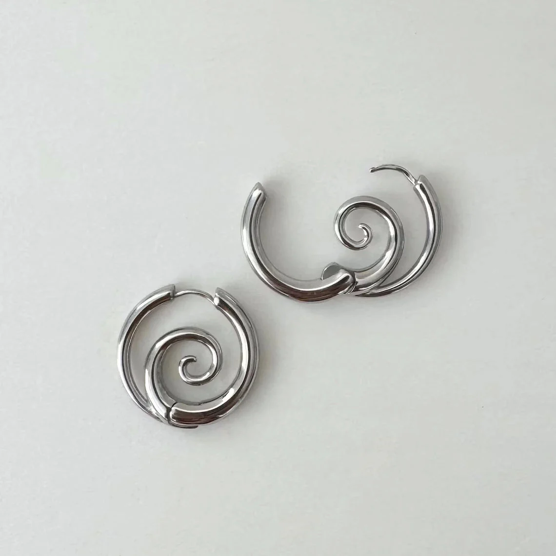Kaliah - Orecchini a Cerchio a Spirale - Image 2