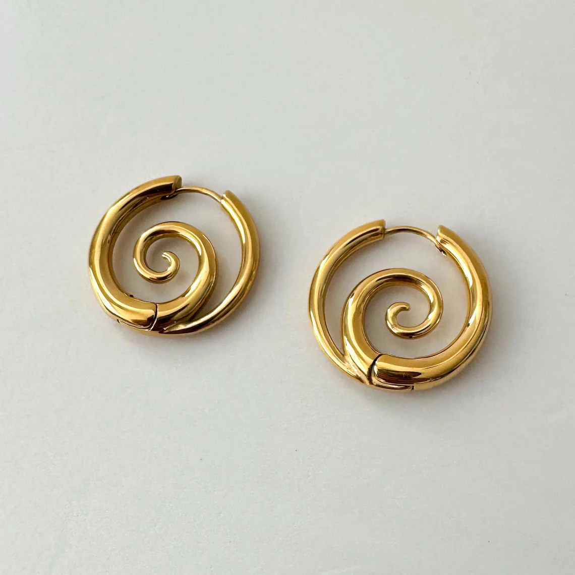 Kaliah - Orecchini a Cerchio a Spirale - Image 3