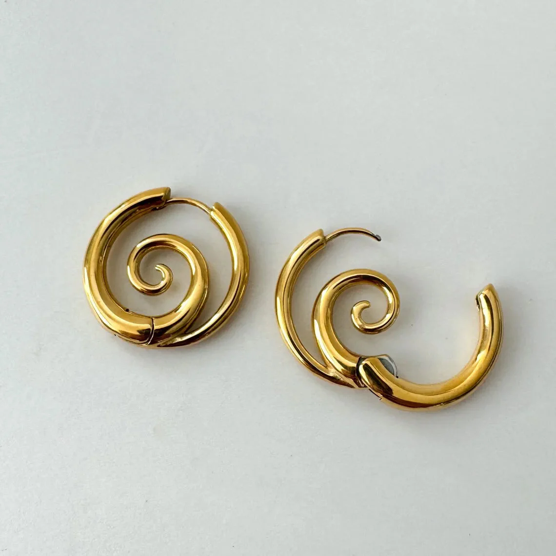 Kaliah - Orecchini a Cerchio a Spirale - Image 4