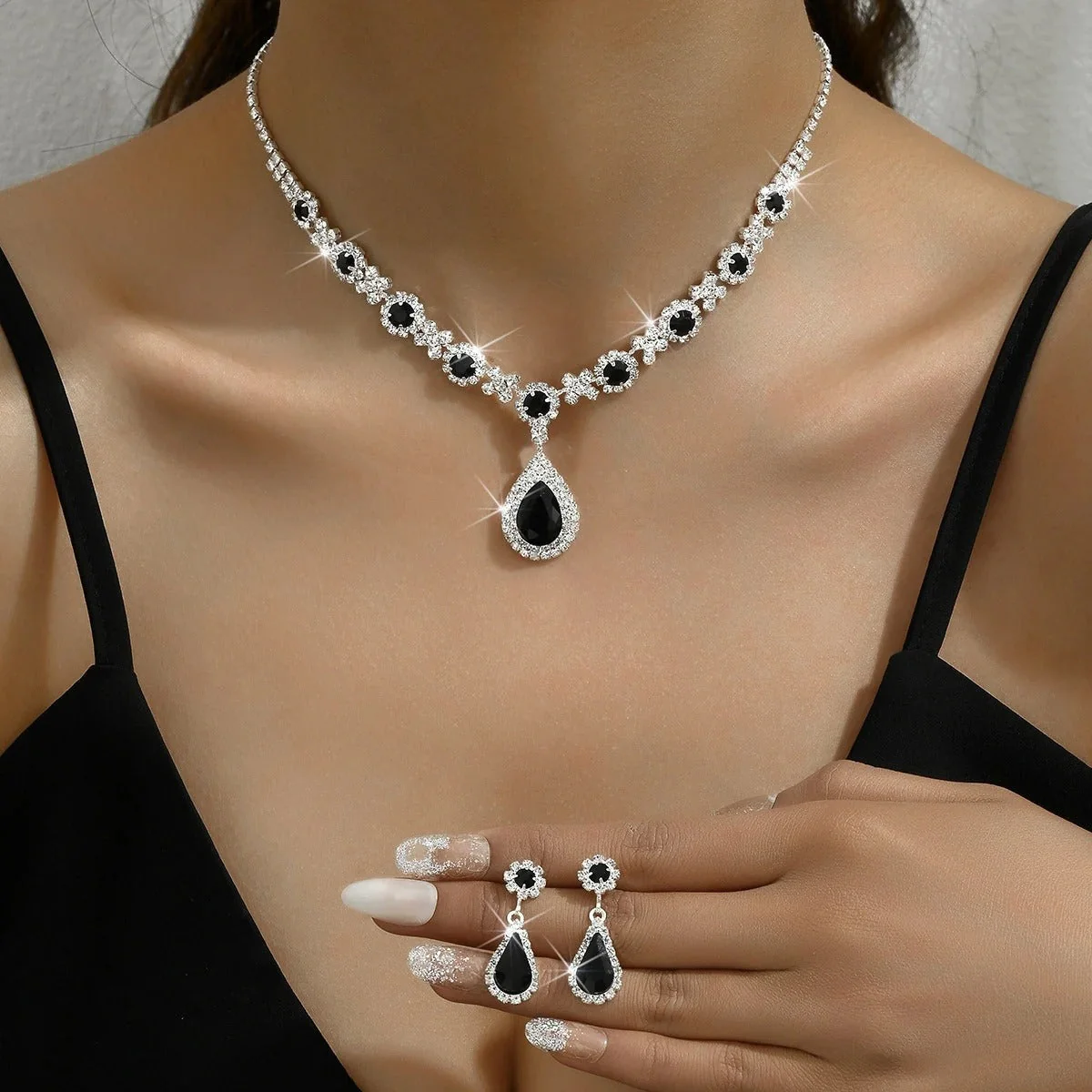 Kaylee - Set Collana con Goccia di Cristallo e Orecchini - Image 3