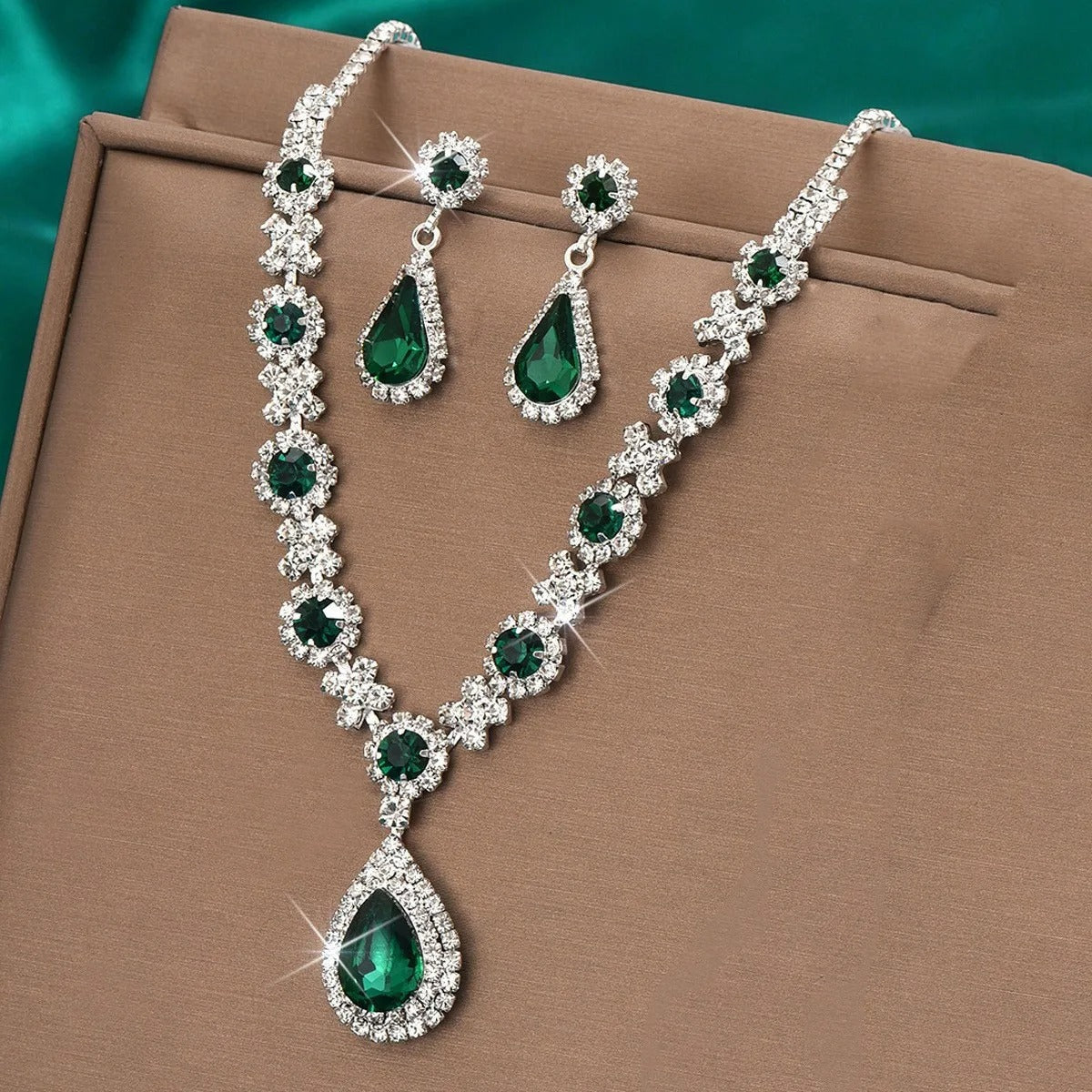 Kaylee - Set Collana con Goccia di Cristallo e Orecchini - Image 7