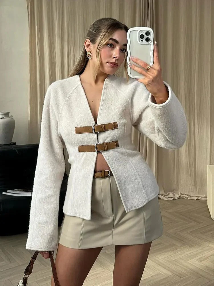 Larisa - Cappotto di Lana con Fibbia in Pelle Retrò - Image 4