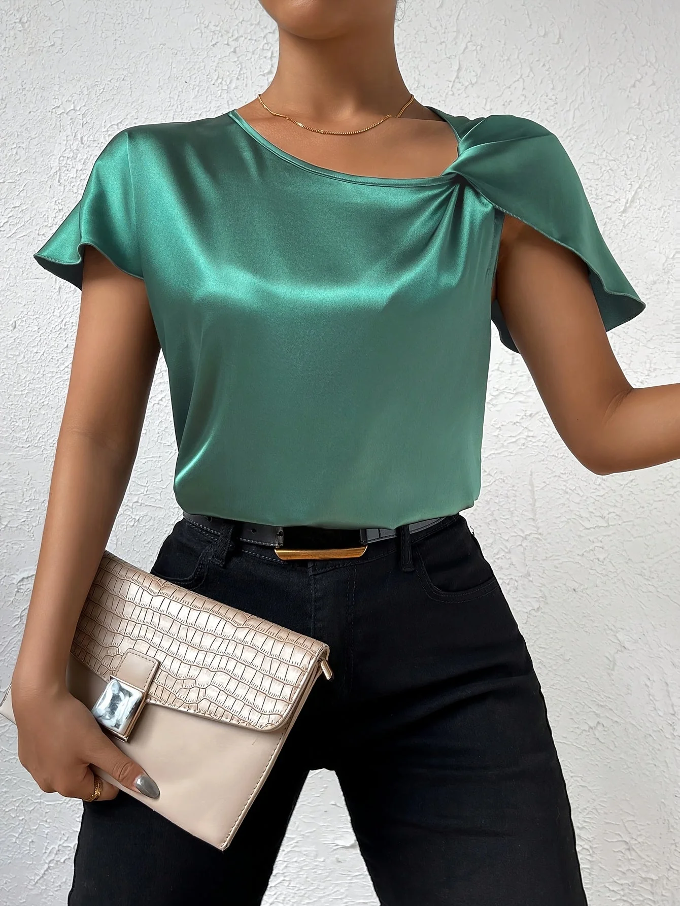 Loretta - Top Alla Moda Con Dettagli Unici Sulle Spalle - Image 2