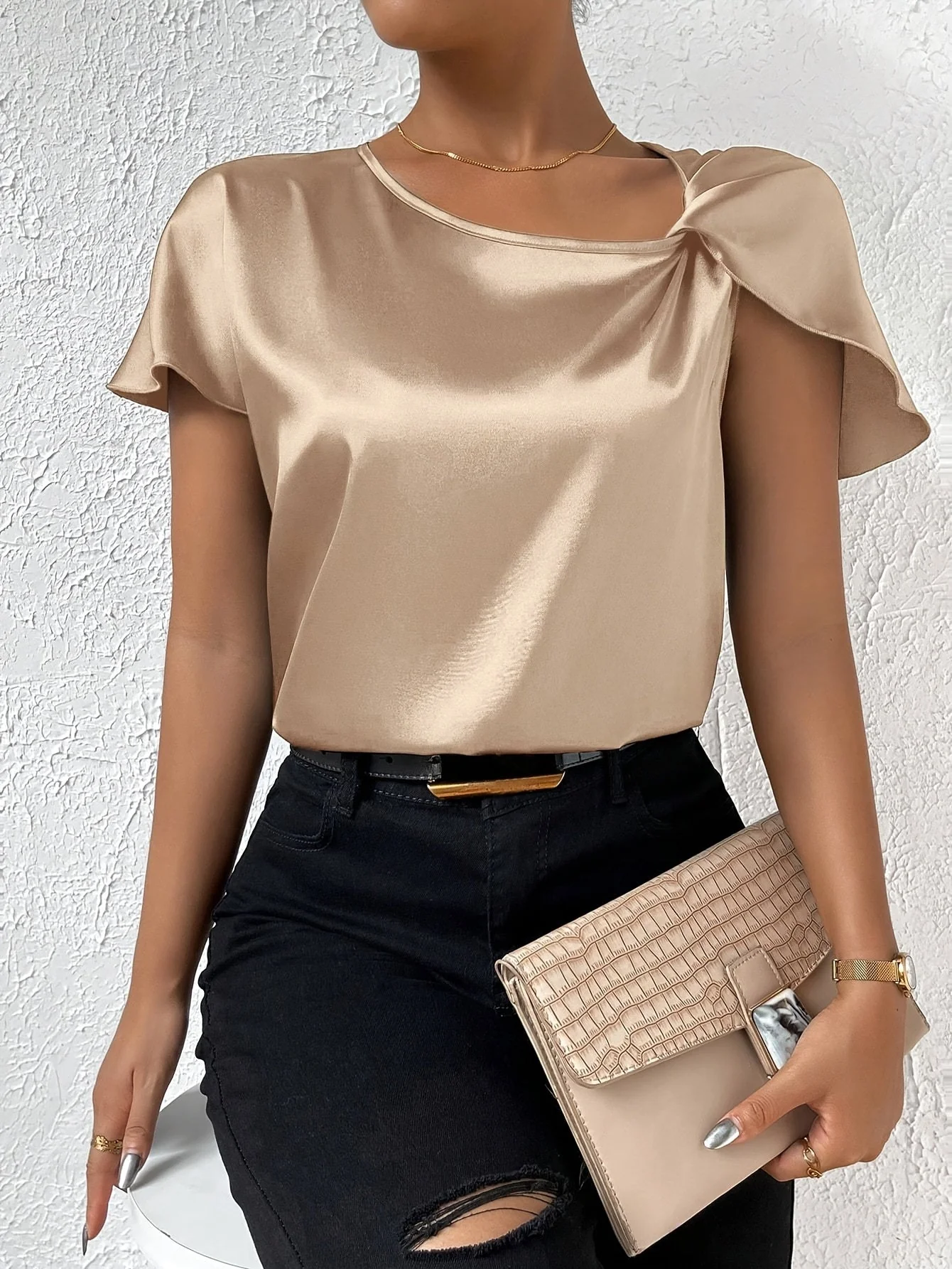 Loretta - Top Alla Moda Con Dettagli Unici Sulle Spalle - Image 3