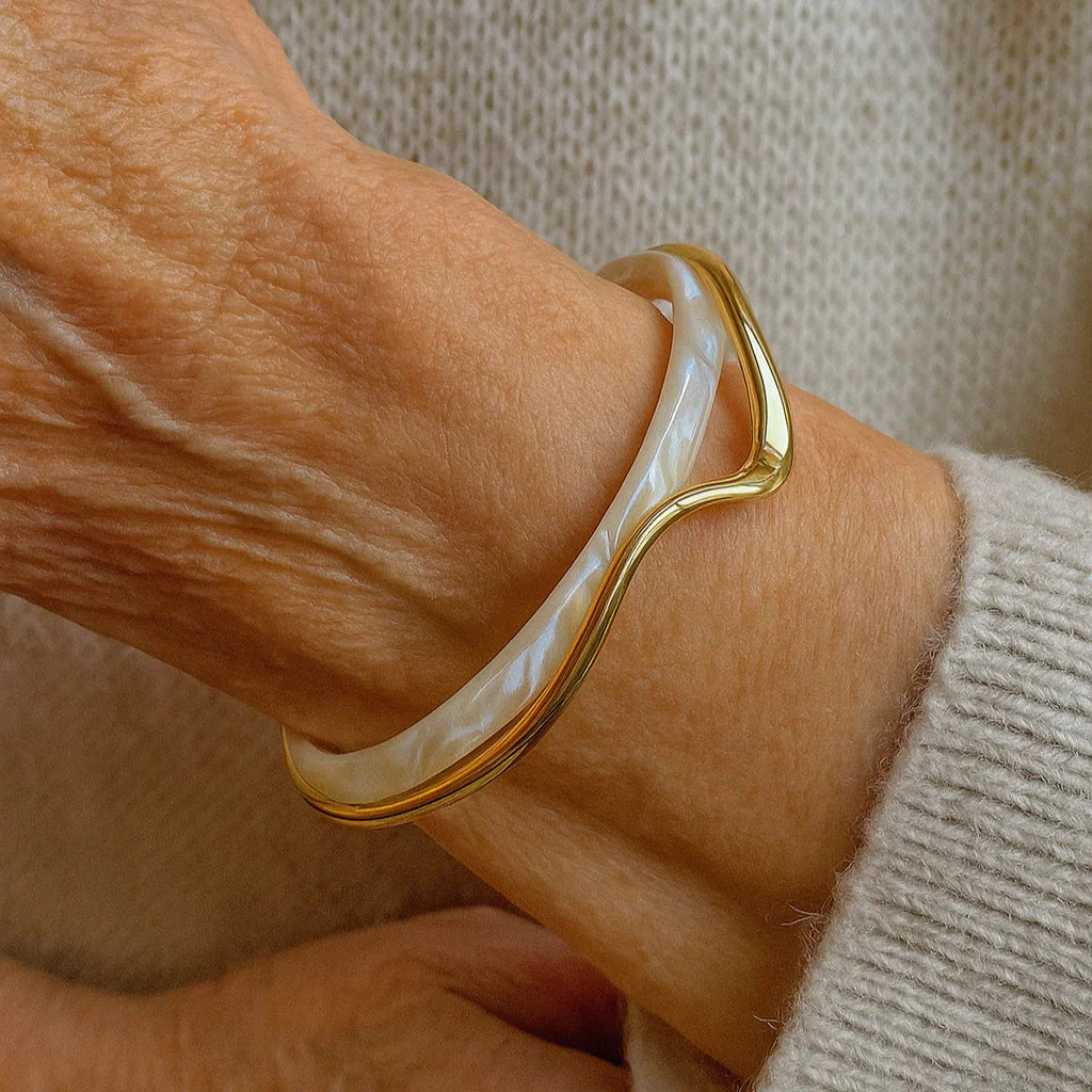 LuxeCurve - Elegante Bracciale Aperto in Smalto Bianco e oro - Image 2
