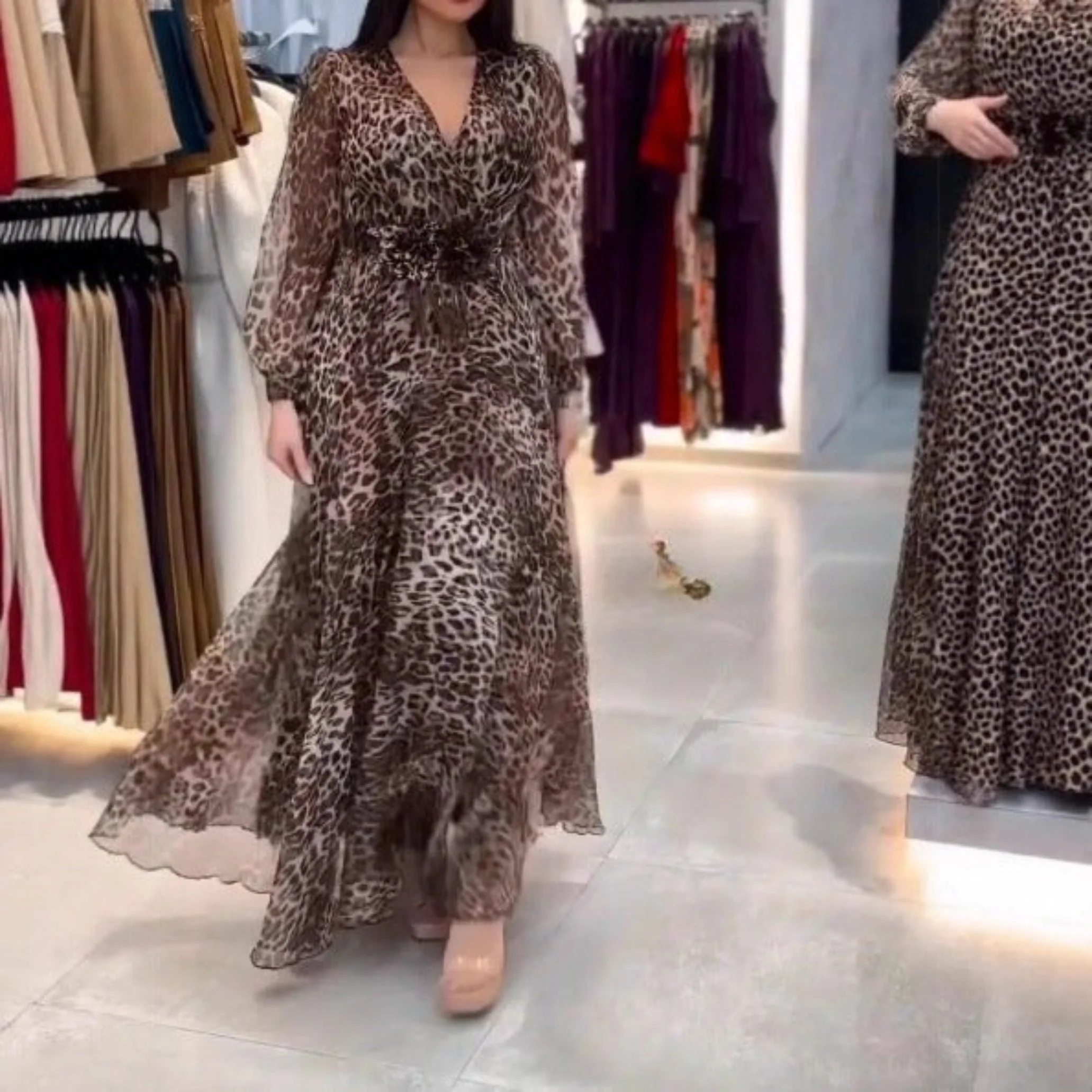 Nalera - Elegante Abito Midi Con Stampa Leopardata - Image 3