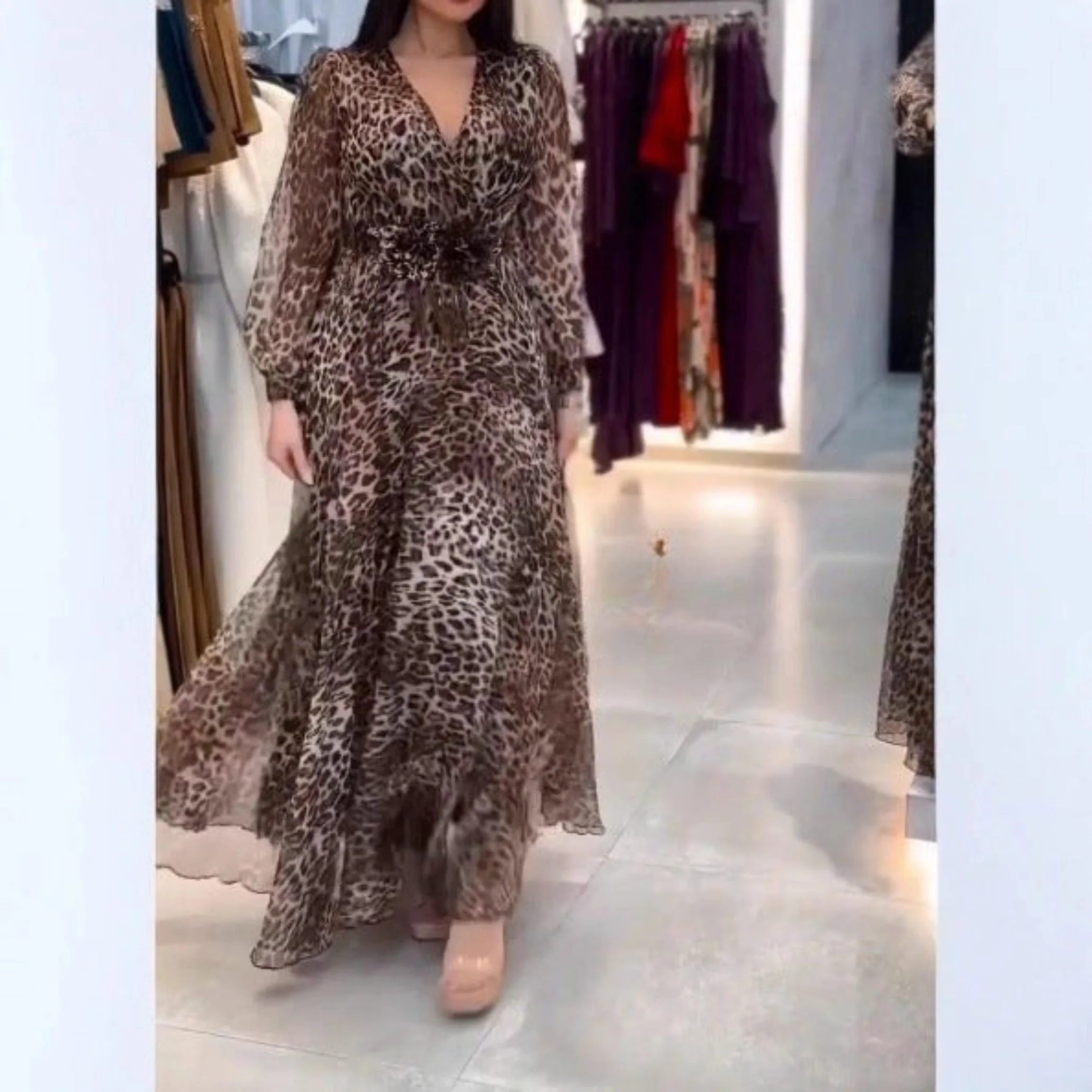 Nalera - Elegante Abito Midi Con Stampa Leopardata - Image 4