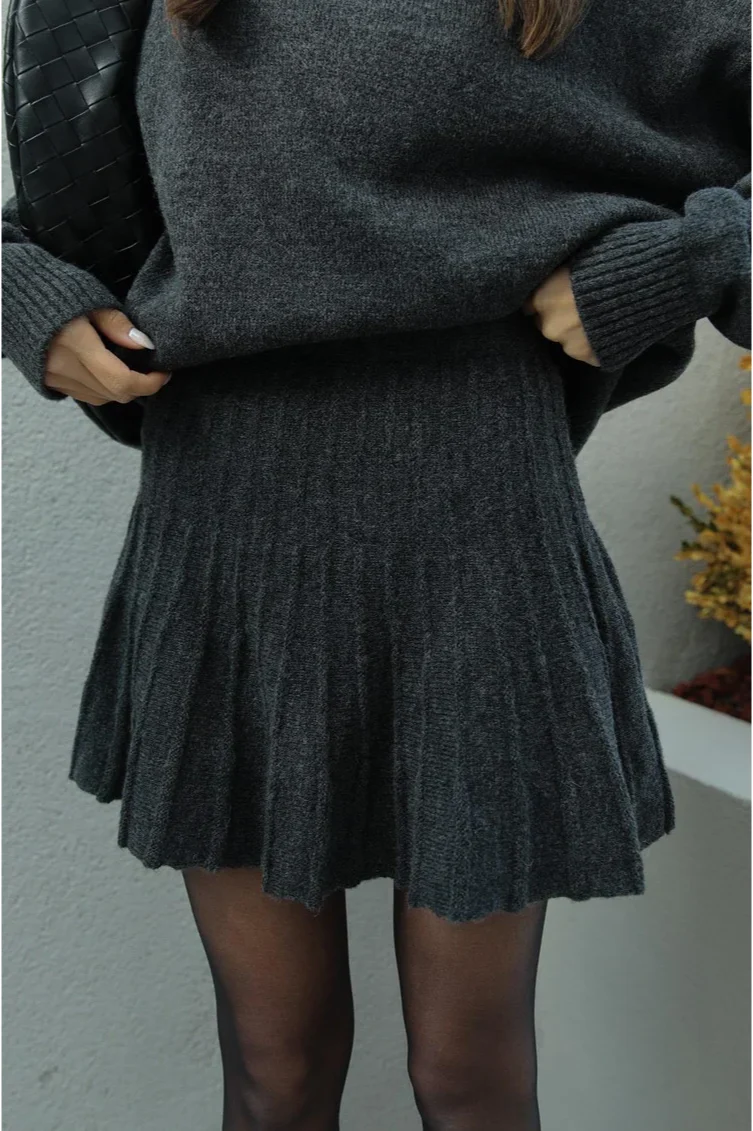 Raphaella - Set Maglione e Gonna Lavorati a Maglia - Image 7