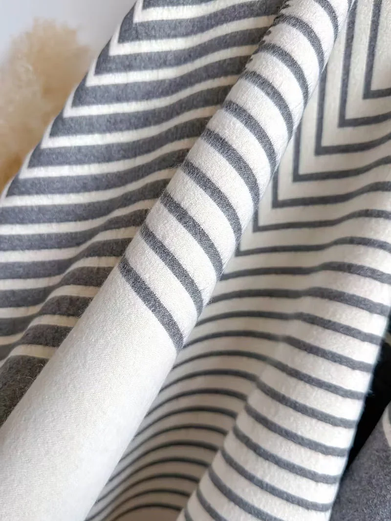 Taisija - Scialle Jacquard a Righe Reversibile In Finto Cashmere - Image 13