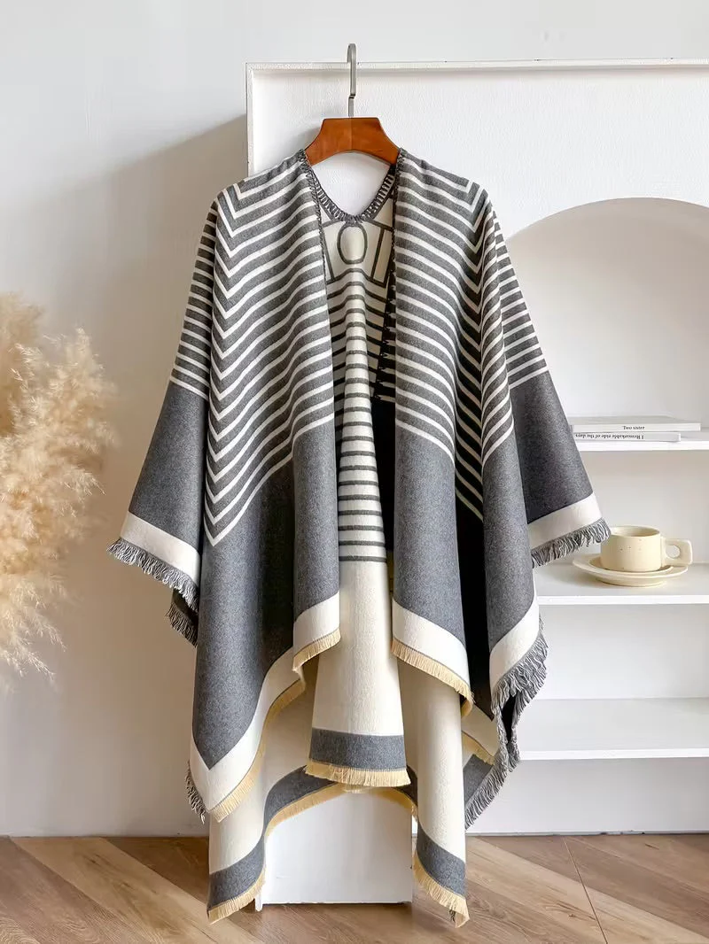 Taisija - Scialle Jacquard a Righe Reversibile In Finto Cashmere - Image 3
