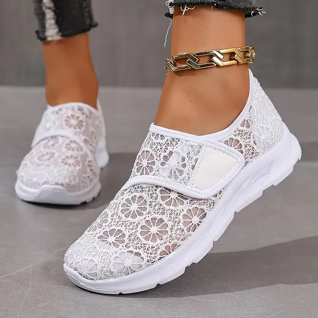 Tonjaa - Sneakers in Pizzo Con Ricami Floreali